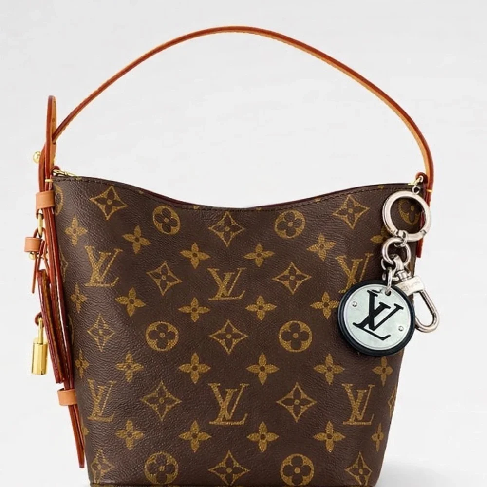 Louis Vuitton LV Circle Keychain / Bag Charm – Authentic - Picture 12 of 12